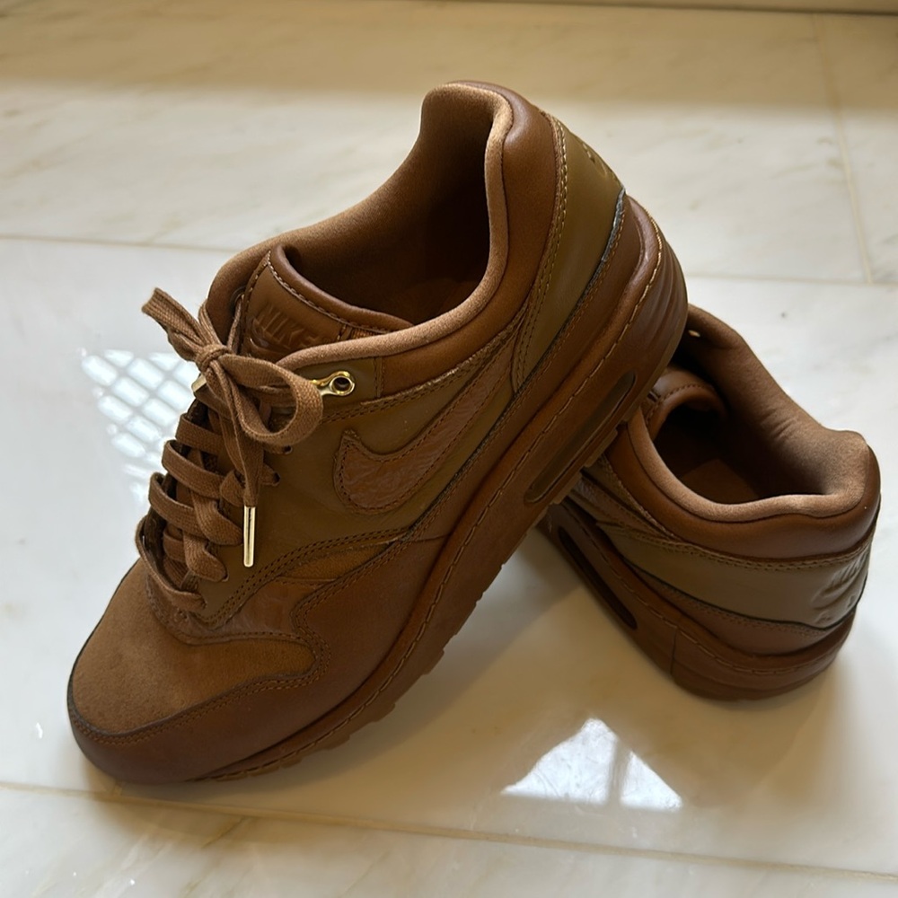 Brown Neutral Tone Nike Air’s. Worn 2-3 times. Very New!